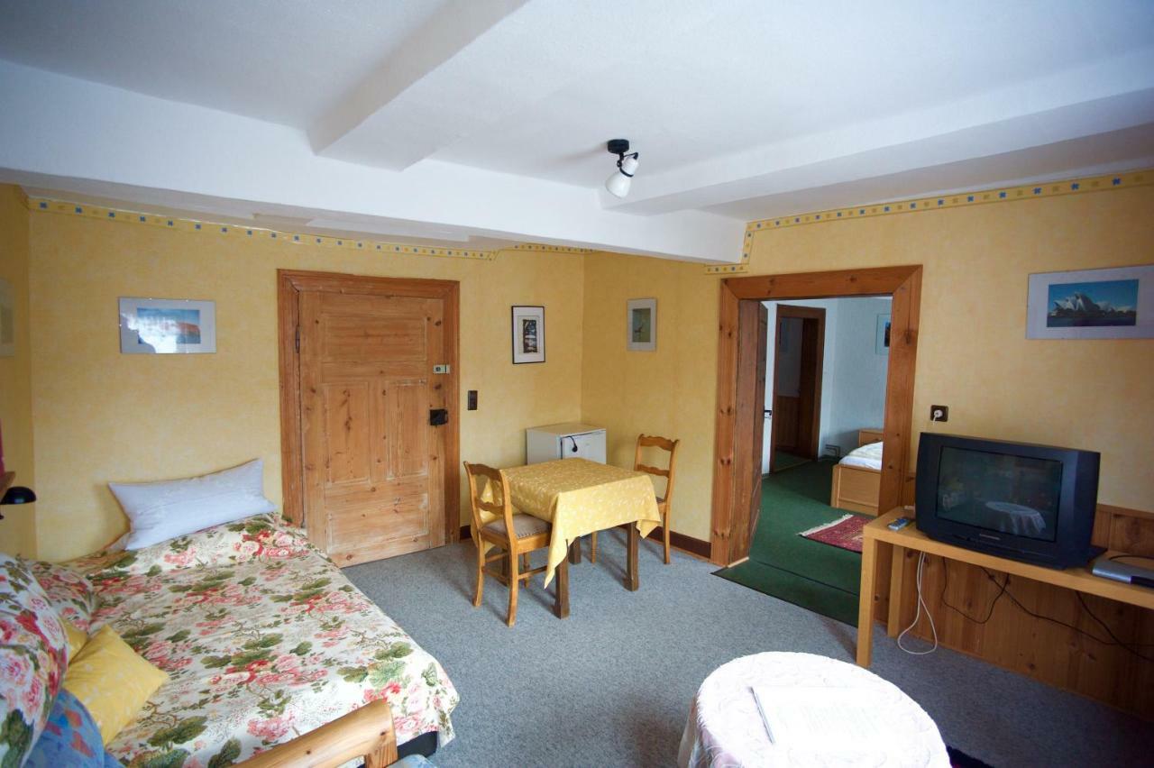 Pension Altes Pfarrhaus Helmarshausen Exterior photo